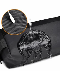 Nahaufnahme der wasserdichten schwarzen Brusttasche mit Kratzfestigkeit und Wassertropfen