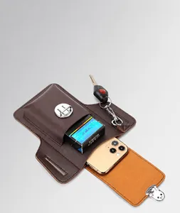Dettaglio del borsello da cintura in pelle marrone con scomparti per cellulare e chiavi
