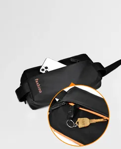 Detailaufnahme der Herren-Brusttasche mit vorderem Reißverschluss und orangefarbenem Rand