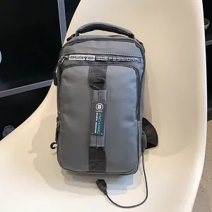 Sac de poitrine sport gris imperméable avec port USB et compartiment zippé