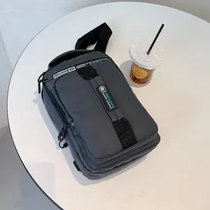 Sac de poitrine de sport gris pour homme avec port USB et sangle ajustable
