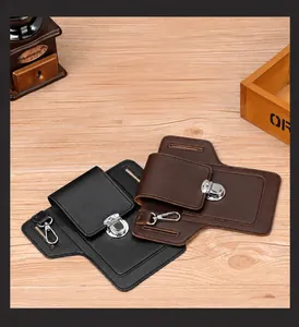 Dettaglio di marsupi in pelle vintage neri e marroni con fibbie magnetiche in metallo