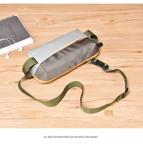 Detailansicht der wasserabweisenden Brusttasche mit Kontrastnähten und orangefarbenen Zippern