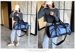 Detail der wasserdichten dunkelblauen Sporttasche mit Metallic-Finish und schwarzen Trägern