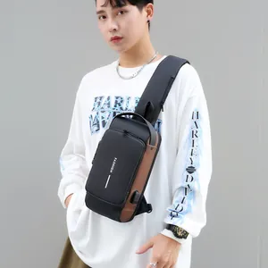 Heren crossbody tas met USB-oplaadpoort en meerlaagse ritsen in detailweergave