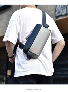 Rückansicht eines Models mit der blau-grauen Herren-Brusttasche mit modischem Grafikdruck