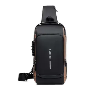 Detail der Anti-Diebstahl-Brusttasche mit Zahlenschloss und integriertem USB-Ladeanschluss