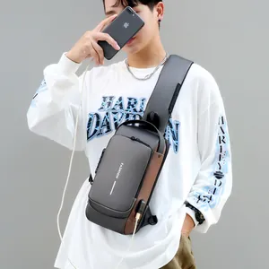 Heren crossbodytas met USB-poort en antidiefstalslot in zwart en bruin materiaal