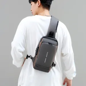 Detail van de grijze crossbody tas met beveiligingscijferslot en externe USB-aansluiting