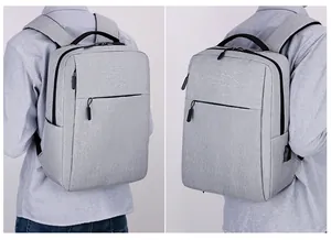 Detail van grijze zakelijke rugzak met externe USB-poort en dubbele zwarte ritssluitingen