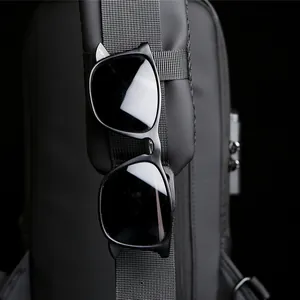 Crossbodytas voor heren met antidiefstalslot, mat materiaal en detail van zonnebril