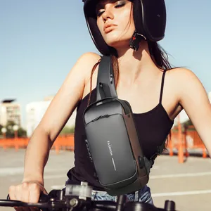 Anti-diefstal crossbody borsttas met USB-poort en letterprint tegen motorachtergrond