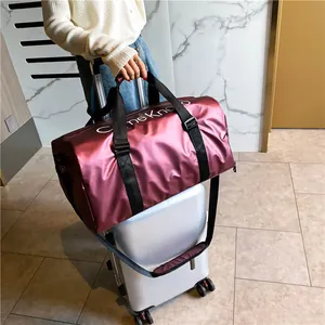 Rosafarbene Reisetasche mit Metallic-Finish, Kofferhülle und Schultergurt für Fitness
