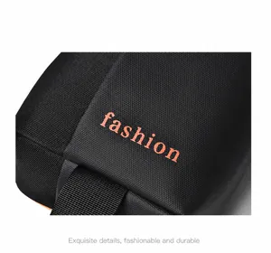 Detail der schwarzen gewebten Stofftextur am Herren-Brustbeutel mit orangefarbenem Logo