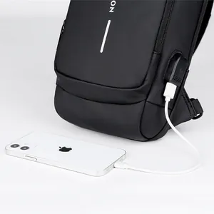 Detailopname van de zwarte schoudertas met geïntegreerde USB-oplaadpoort en kabel