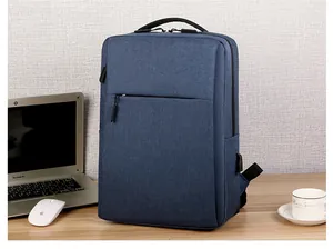 Detail van blauwe zakelijke rugzak met USB-poort en geweven textuur op een bureau op kantoor