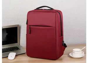 Detailopname van rode rugzak met ingebouwde USB-poort en hoogwaardige textuur