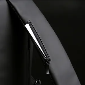 Detail van het verborgen ritsvak op de schouderband van deze zwarte crossbody tas heren