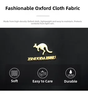 Dettaglio del tessuto oxford impermeabile con logo a canguro dorato sullo zaino nero