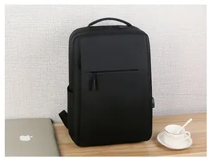 Minimalistische zwarte laptoptas op bureau met externe USB-oplaadpoort detail
