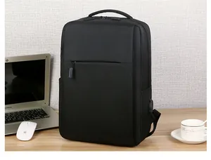 Detail van zwarte zakelijke laptoprugzak met externe USB-oplaadpoort en zijvak voor waterfles