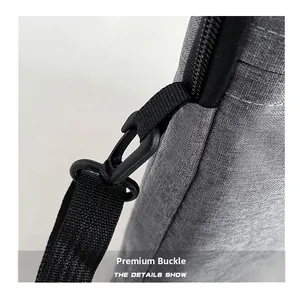 Dettaglio borsa porta PC grigia con fibbia in plastica testurizzata e tracolla in nylon