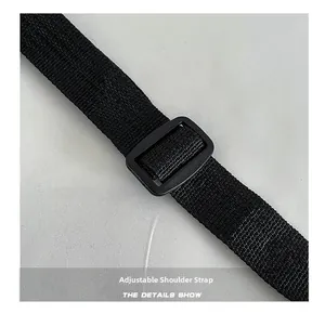 Dettaglio della tracolla regolabile in nylon nero con fibbia per borsa per laptop