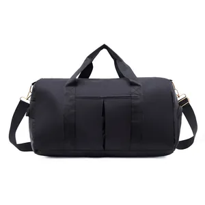 Détail du sac de sport en nylon noir avec ferrures dorées et bandoulière amovible
