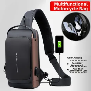 Detailweergave van het antidiefstal combinatieslot en USB-poort op de crossbody tas