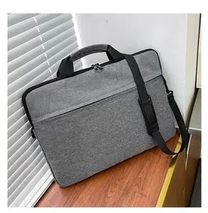 Dettaglio della borsa porta PC in tessuto oxford grigio con manico e tracolla