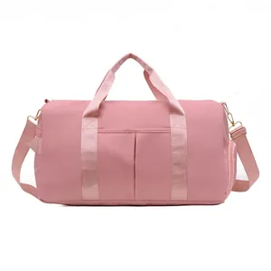Sac de sport rose avec compartiment humide-sec et bandoulière réglable en détail