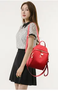 Zaino alla moda in tessuto Oxford rosso da donna con dettagli dorati e logo a canguro