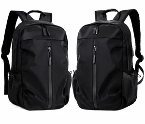 Détail du sac à dos d'affaires imperméable avec port USB et bretelles en maille