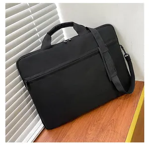 Dettaglio della borsa nera per laptop su tavolo in legno con trama in tessuto idrorepellente