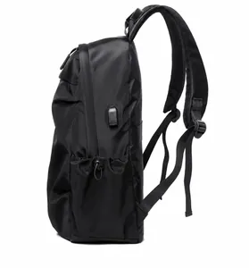 Vue latérale du sac à dos noir pour ordinateur avec port USB et poche latérale à cordon