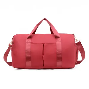 Détail du sac de sport rouge montrant le compartiment à chaussures séparé et le tissu imperméable