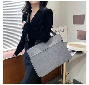 Borsa porta PC grigio scuro ad alta capacità con tracolla rimovibile sul modello