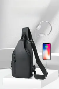 Détails du sac bandoulière étanche pour homme avec port USB et prise casque latérale