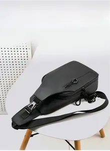 Détail du sac de poitrine noir étanche avec bandoulière réglable et fermeture à boucle rapide