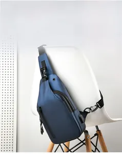 Détail du sac bandoulière étanche bleu marine avec port de charge USB sur le côté