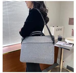 Borsa porta PC da 17 pollici grigia casual con tracolla indossata da una persona