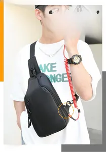 Détail d'un sac de poitrine en nylon étanche avec port de charge USB externe actif