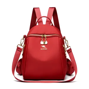 Zaino rosso in tessuto Oxford con logo canguro dorato e tracolla rimovibile