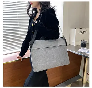 Borsa porta PC grigia in tessuto con manici rinforzati e tracolla regolabile in ufficio