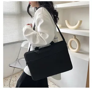 Dettaglio borsa porta PC nera impermeabile con tracolla regolabile e tasca anteriore zip