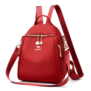 Zaino versatile in tessuto Oxford rosso con logo a canguro dorato e tre modalità di trasporto