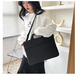 Borsa porta PC da 17 pollici nera minimalista con tracolla mostrata in ufficio moderno