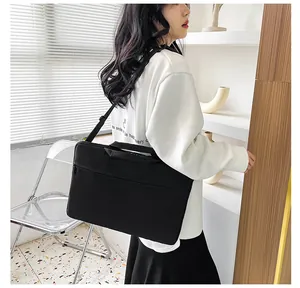 Borsa porta PC nera impermeabile con manico ergonomico e tracolla mostrata in uso
