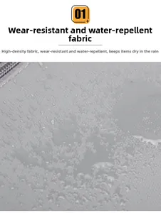 Detail van de waterbestendige lichtgrijze synthetische stof met druppels op de herentas