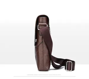 Détail de la sacoche en cuir marron texturé avec bandoulière réglable en tissu épais